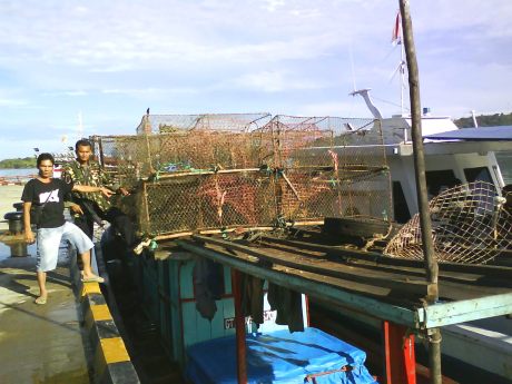 Diamankan-- Satu unit Kapal Motor milik Nelayan Sibolga di amankan oleh Tim Gabungan Pemantau Perairan Pessel karena terbukti mencuri ikan di Perairan Pessel tanpa izin. Foto Diky Lesmana. 